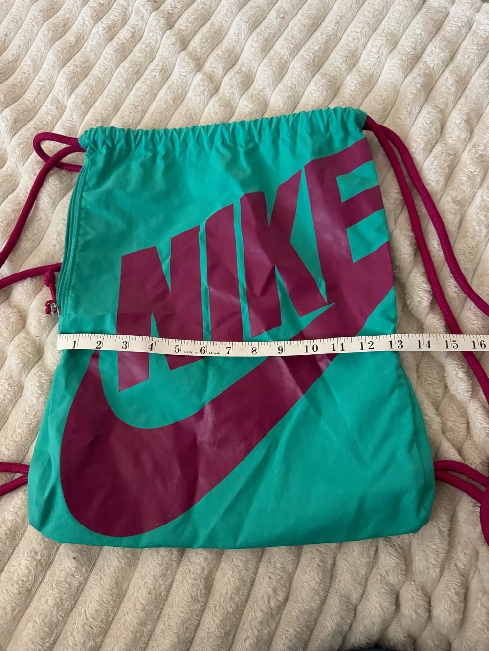 Nike Heritage Drawstring Bag in Teal and Magenta